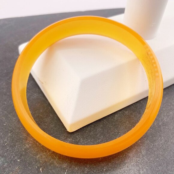 VINTAGE Dark golden yellow moonglow plastic bangle bracelet 1950s 1960s jewelry - Picture 5 of 6